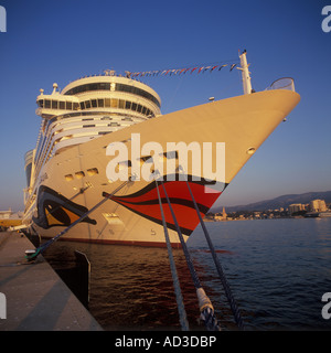 Bateau de croisière 'AIDA' Diva à quai avec l'historique 'Porto Pi' phare en arrière-plan dans le port de Palma de Majorque. Banque D'Images