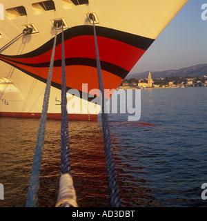 Bateau de croisière 'AIDA' DIVA à quai avec l'historique 'Porto Pi' phare en arrière-plan dans le port de Palma de Majorque. Banque D'Images