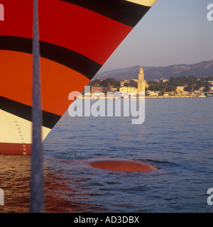 Bateau de croisière 'AIDA' DIVA à quai avec l'historique 'Porto Pi' phare en arrière-plan dans le port de Palma de Majorque. Banque D'Images