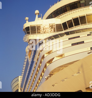 Bateau de croisière 'AIDA' diva - close up de l'aileron de passerelle et tôt le matin réflexions sur le port - à quai dans le port de Palma Banque D'Images