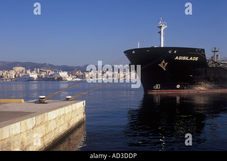 Tôt le matin, image de produit pétrolier AGISLAOS "transporteur" de déchargement de la cargaison - avec des bacs, de luxe et bateaux à moteur d'une Banque D'Images