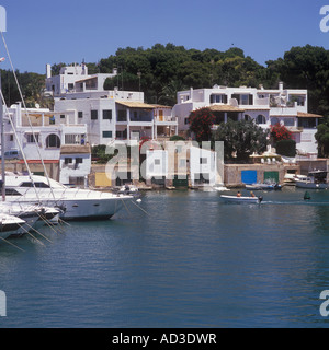 En scène Marina Cala D'Or, Cala D'Or, Santanyi, sud-est de Majorque, Iles Baléares, Espagne. Banque D'Images