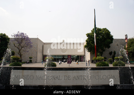 Entrée du musée national d'anthropologie dans le parc de Chapultepec, Mexico. Museo Nacional de Antropologia. Banque D'Images