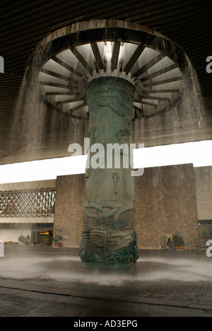 Sculpture-fontaine intitulé El Paraguas ou l'égide de José Chávez Morado dans la cour du Musée National d'anthropologie de Mexico Banque D'Images