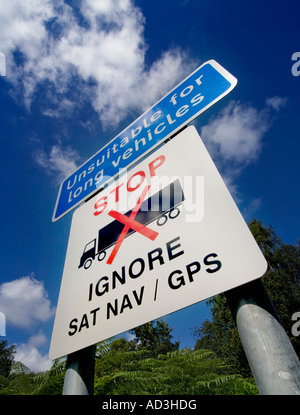 Les villageois placez un 'Ignorer Sat Nav' pour avertir les conducteurs de camion de route pour les véhicules longs. Photo par Jim Holden. Banque D'Images