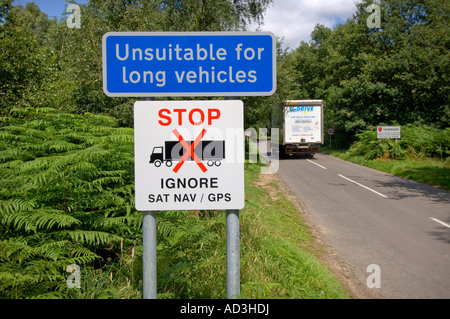 Les villageois placez un 'Ignorer Sat Nav' pour avertir les conducteurs de camion de route pour les véhicules longs. Photo par Jim Holden. Banque D'Images