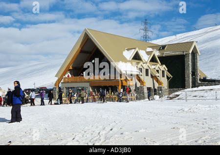 MORAY ÉCOSSE Royaume-Uni février le bâtiment principal du Lecht ski Centre est bondé de skieurs faisant la queue dans le populaire centre de ski écossais Banque D'Images