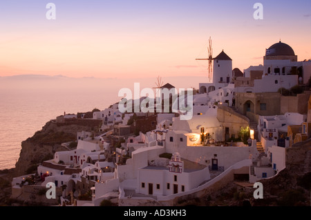 Vue d'Oia à partir de ruines de château au crépuscule sur l'île de Santorin en Grèce Europe Banque D'Images