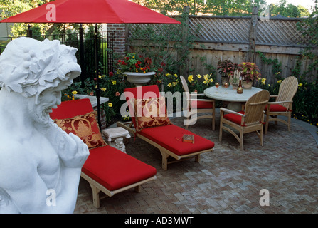 MINNEAPOLIS, MINNESOTA PATIO JARDIN AVEC STATUE DE PAN, le dieu grec des bergers et des troupeaux. L'été. Banque D'Images