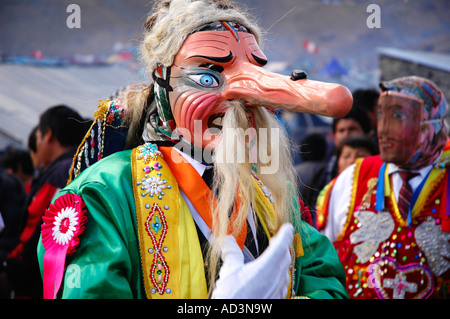 L'homme qui couvre le visage avec un masque pendant le festival le seigneur de Collority au Pérou Banque D'Images