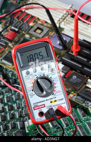 Multimètre numérique ou d'un multimètre, aussi connu comme un voltmètre/ohmmètre ou VOM, est un instrument de mesure électronique. Banque D'Images