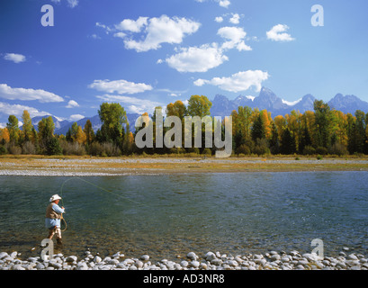 La pêche à la mouche dans l'article ci-dessous de la rivière Snake dans le Wyoming Grand Tetons Banque D'Images