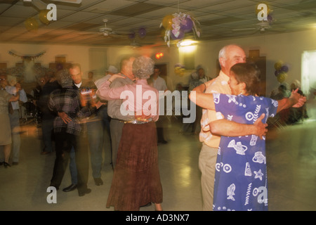 Personnes âgées couples danser dans les club-house à Soutwest USA Banque D'Images