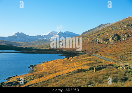 CAPEL CURIG NORTH WALES CONWY Décembre Royaume-uni Snowdon couvertes de neige de Llynnau Mymbyr in early morning light Banque D'Images