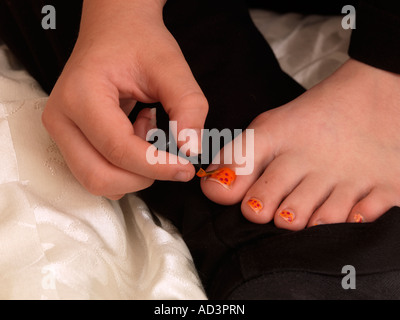 Teenage Girl Painting Toe Nails Banque D'Images