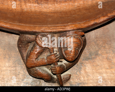 La cathédrale de Winchester Winchester Hampshire Misericord évêque d'une maquette dans un long Eared capuchon dans le coeur Banque D'Images