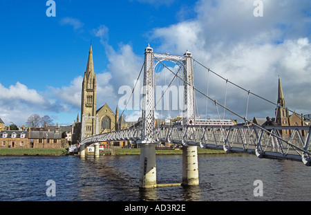 HIGHLANDS ÉCOSSAIS INVERNESS UK Février à la recherche de l'autre côté de la rivière Ness et le Pont Suspendu de cette ville historique Banque D'Images