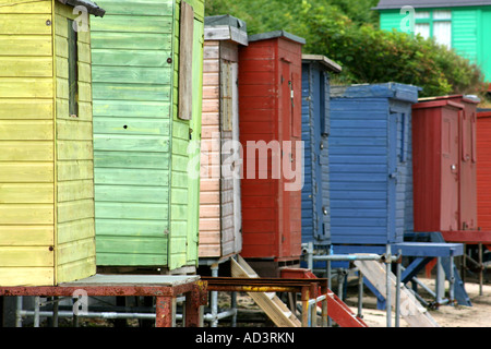 Cabines colorées sur la plage de Nefyn Morfa, Péninsule de Lleyn, au nord du Pays de Galles Banque D'Images