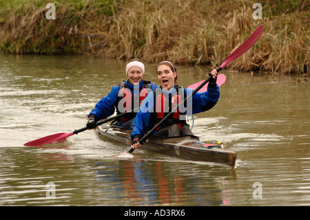 S'attaquer à cette tâche ardue canoéiste en course le week-end de Pâques sur le canal Kennet et Avon et la Tamise à Londres,l'ultime Banque D'Images