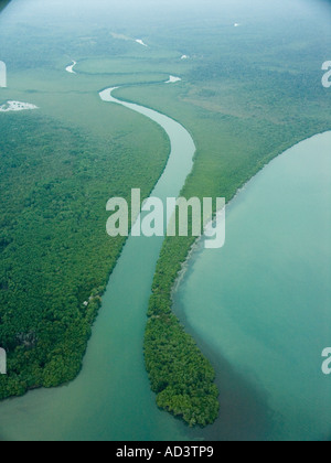 En regardant par la fenêtre d'un petit avion Voir la ligne de la côte sud du Belize à partir de l'air Banque D'Images