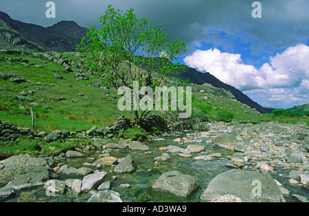 Des nuages de pluie rassembler sur un ruisseau de montagne, parsemés dans le parc national de Snowdonia Gwynedd au nord du Pays de Galles Banque D'Images