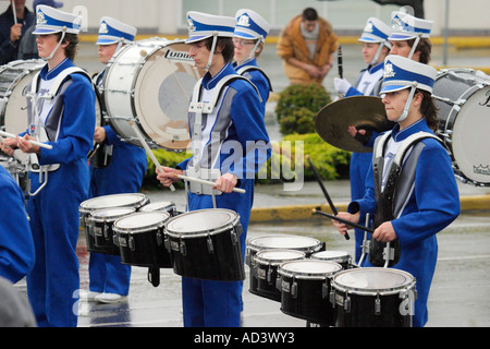 American high school band jouant dans le défilé annuel de Victoria Victoria, Colombie-Britannique, Canada. Banque D'Images