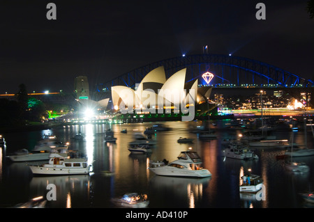 Australie Nouvelle Galles du Sud Sydney Opera House et pont de départ avec des bateaux dans le port de Sydney. Banque D'Images