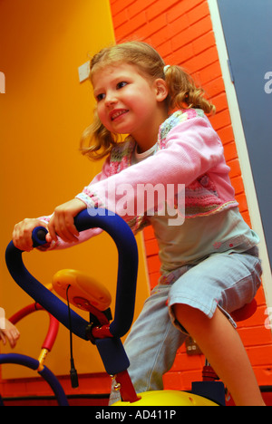 4 ans, fille d'un centre de loisirs, à l'exercice sur bicyclette, Brixton, London, UK. Banque D'Images