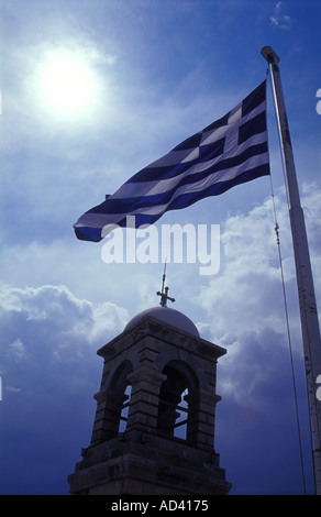Drapeau national grec voletant au-dessus du beffroi de l'église de Saint George, la colline du Lycabette, Athènes (Grèce) Banque D'Images