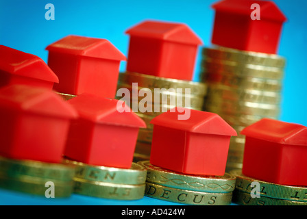 Des piles de pièces livre avec de petites maisons sur haut Affichage d'augmenter et s'inscrit dans le marché de l'immobilier, les taux d'intérêt fixes et variables Banque D'Images