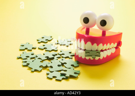 Dents de broutement jouet avec des pièces de puzzle Banque D'Images
