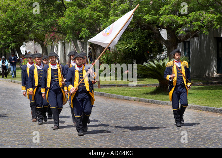 Threatical performance à Colonia del Sacramento, représentant des soldats coloniaux marcher. Banque D'Images