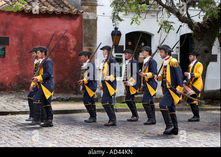 Threatical performance à Colonia del Sacramento, représentant des soldats coloniaux marcher. Banque D'Images