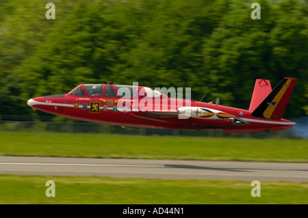 Un Fouga Magister CM rouge-170R décollant d'une piste. Banque D'Images