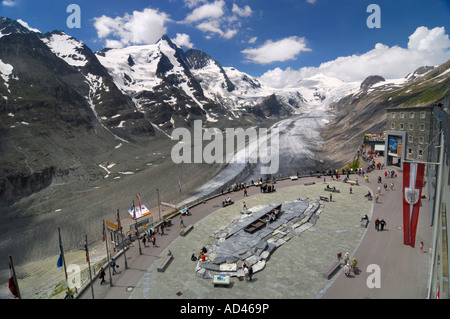 Terrasse vue sur Franz Josefs Hoehe en face du glacier Pasterze à la Haute Route alpine du Grossglockner, Carinthie, Autriche Banque D'Images