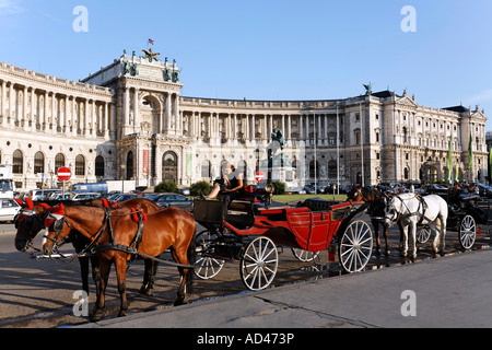 Station de taxis à la Heldenplatz, New Hofburg, Vienne, Autriche Banque D'Images