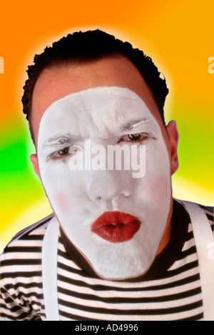 Mime avec visage peint en blanc, avec aspect expressif Banque D'Images