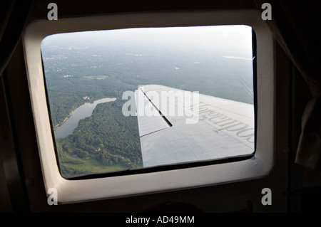 Vue d'un Douglas DC-3/C-47, l'avion Bombardier 'Raisin' au cours d'un vol touristique, Berlin, Allemagne Banque D'Images