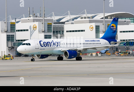 Un Airbus A320 - 212 avions tapé de Condor taxis à l'aéroport de Munich, Bavière, Allemagne Banque D'Images