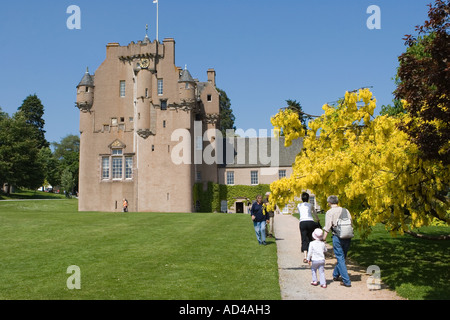 Personnes au château de Crathes, jardins et jardins, et bâtiments de la tour écossaise du XVIe siècle, Aberdeenshire, Royal Deeside, Écosse royaume-uni Banque D'Images