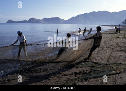 TIMOR-LESTE. Les pêcheurs à AREIA BRANCA BEACH PRÈS DE DILI Banque D'Images