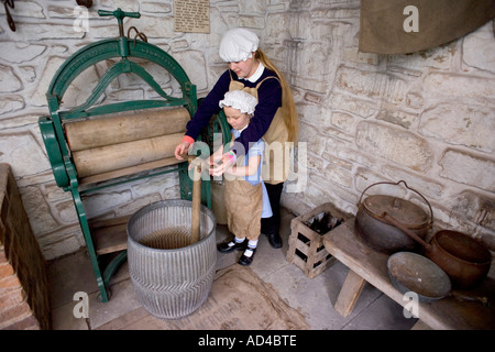 UK GLOUCESTERSHIRE FORÊT DE DEAN HERITAGE CENTRE enfants habillés en costumes DANS LA SALLE DE LAVAGE LAVERIE Banque D'Images