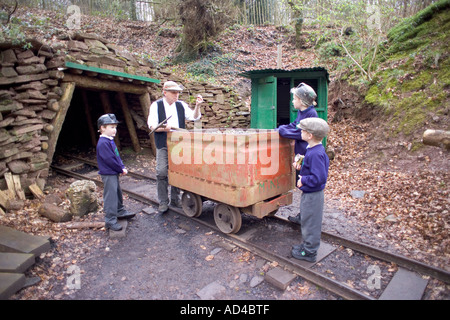 UK GLOUCESTERSHIRE FORÊT DE DEAN HERITAGE CENTRE SCHOOL CHILDREN poussant vers l'ENTRÉE DE LA MINE DE CHARBON CHARIOT Banque D'Images