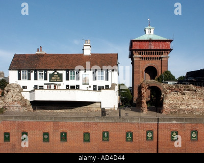 Jumbo Colchester Water tower arch dans le Balkerne gate porte romaine et trou dans le mur Mur pub insignes régimentaires Banque D'Images