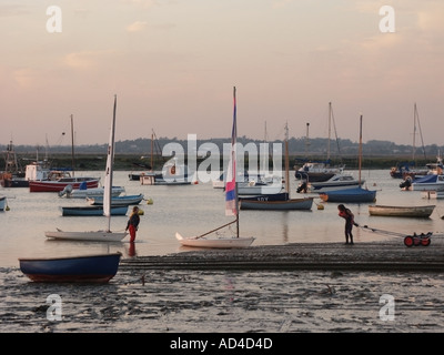 West Mersea Essex coucher du soleil et les bateaux au mouillage à marée basse sur le canal B-6673 près de l'estuaire de la rivière Blackwater Banque D'Images