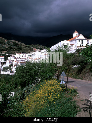 Ciel orageux sur le village blanc de Sedella Banque D'Images