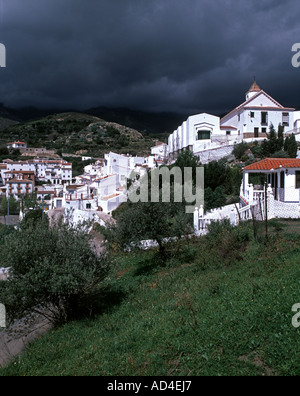 Ciel orageux sur le village blanc de Sedella Banque D'Images