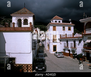 Ciel orageux sur le village blanc de Sedella Banque D'Images