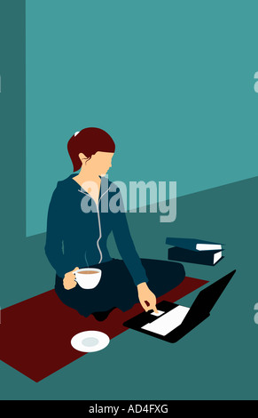 Une femme assise sur le sol avec une tasse de thé et à l'aide d'un ordinateur portable