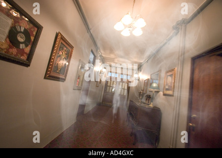 Deux fantômes dans Couloir de l'hôtel Banque D'Images